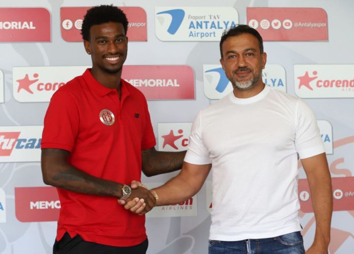 Antalyaspor, Haji Wright için imza töreni düzenledi