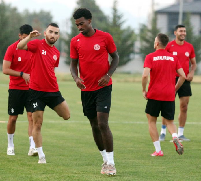 Antalyaspor'da 9 futbolcu gitti, 10 futbolcu geldi