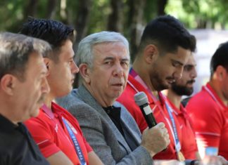 Mansur Yavaş olimpiyatta mücadele eden sporcularla bir araya geldi