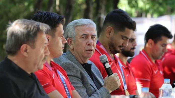 Mansur Yavaş olimpiyatta mücadele eden sporcularla bir araya geldi