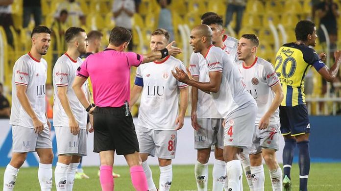 Antalyaspor ile Fenerbahçe arasında penaltı tartışması!