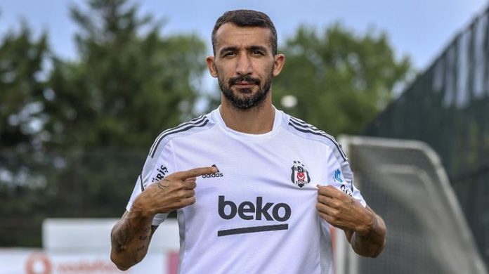 Mehmet Topal, Beşiktaş formasıyla ilk kez görev aldı