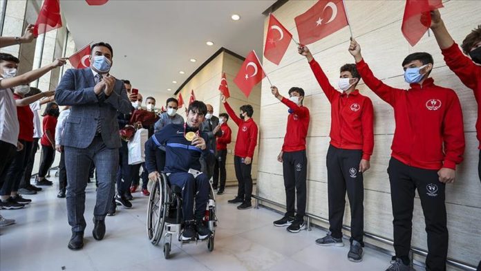 Para milli sporcular, Tokyo 2020’yi rekor sayıda madalyayla tamamladı