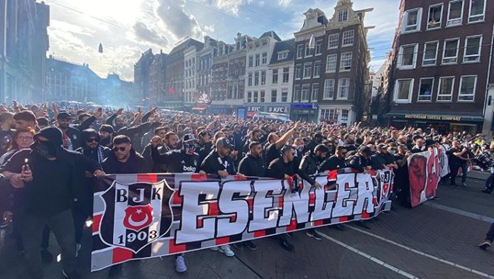 Beşiktaş taraftarı Amsterdam'ı siyah beyaz yaptı