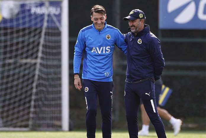 Fenerbahçe'de Vitor Pereira ve Mesut Özil'in arasından su sızmıyor