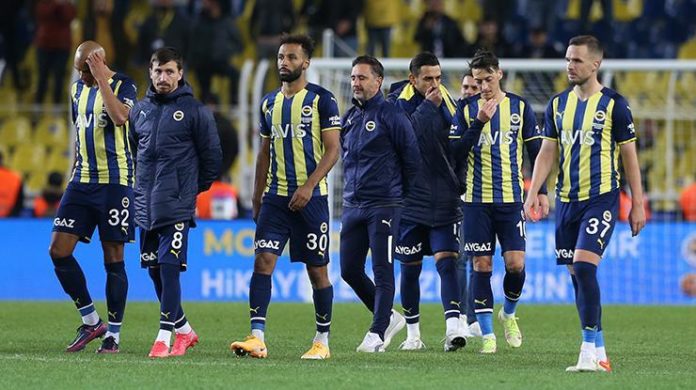 Fenerbahçeli taraftarlar futbolcuları ıslıkladı