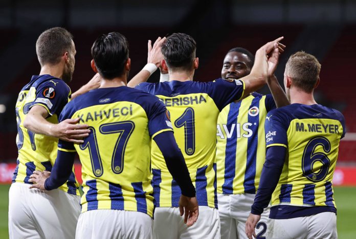 Fenerbahçe Avrupa’da güldü, yarıştan kopmadı