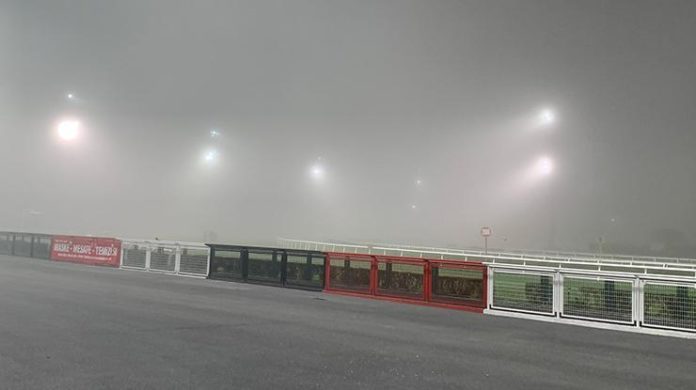 At yarışında Veliefendi koşuları yoğun sis nedeniyle ertelendi