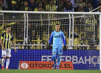 Fenerbahçe'de Berke Özer'den hatalı çıkış