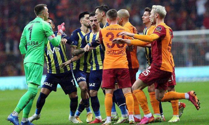 Galatasaray-Fenerbahçe derbisinde olay! Saha bir anda karıştı…