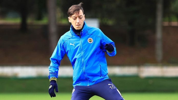 Fenerbahçe'de Mesut Özil, takımla birlikte çalıştı