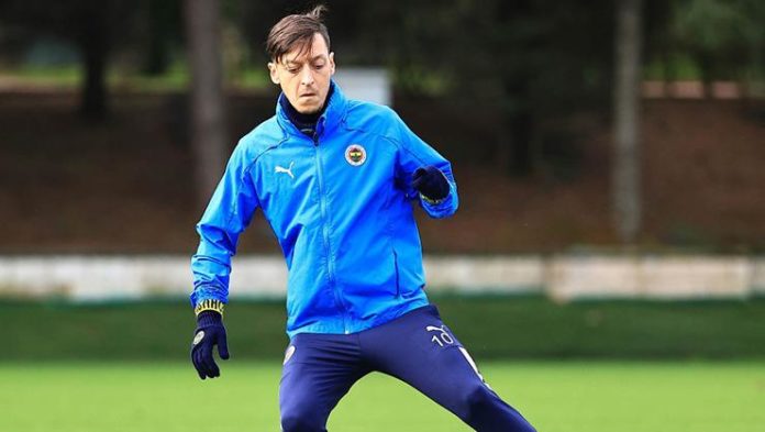 Fenerbahçe'de kaptan Mesut Özil dümene geçiyor