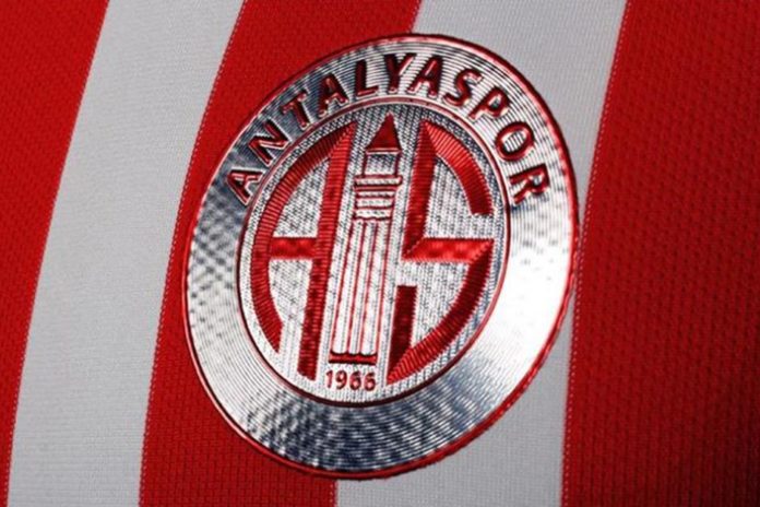 Antalyaspor'dan 3 imza birden!