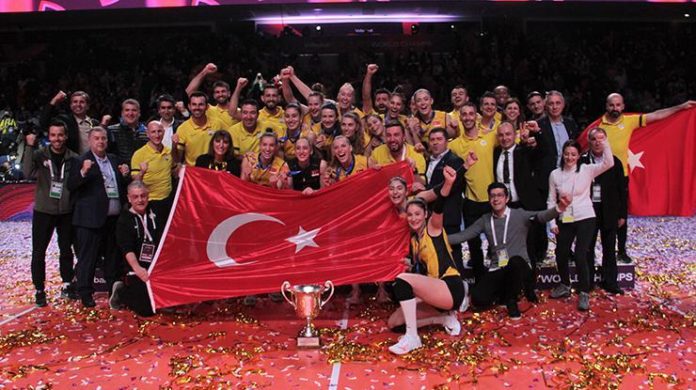 Şampiyon Vakıfbank kupasını aldı