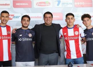 Antalyaspor, 4 genç futbolcusuyla sözleşme imzaladı