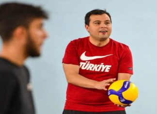 Başkan Çakın, gençlere sürpriz yaparak voleybol maçına katıldı