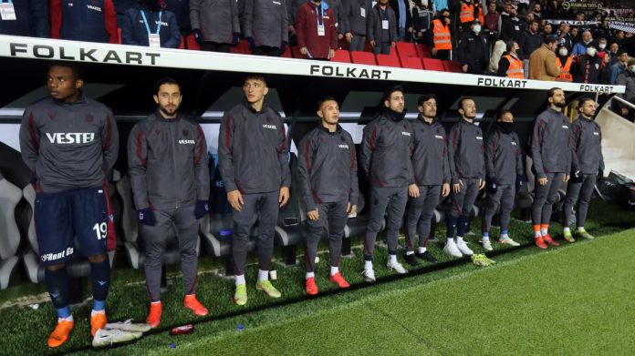 Trabzonspor'da asistçiler kulübeden