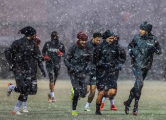 Trabzonspor, kar yağışı altında çalıştı