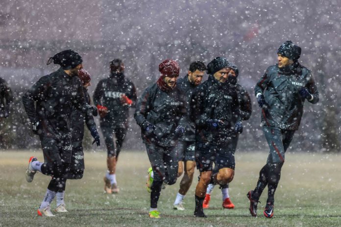 Trabzonspor, kar yağışı altında çalıştı