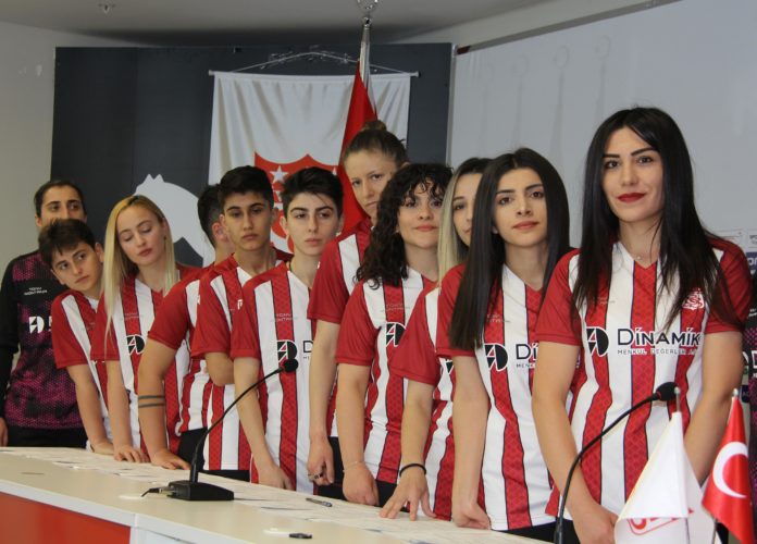 Sivasspor Kadın Futbol Takımı 25 futbolcuyla sözleşme imzaladı