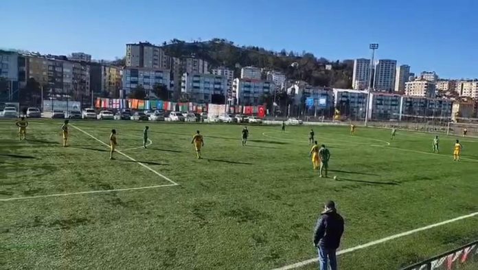 İstiklal Marşı'nı duyunca maça ara verip saygı duruşuna geçtiler