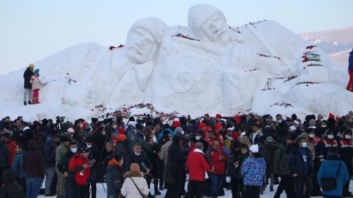 Sarıkamış'ta 'karı yorgan edenler' heykeli açıldı