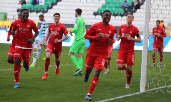 Sivasspor'a 7. galibiyetini Leke James getirdi