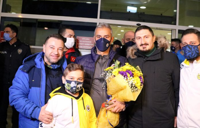 Fenerbahçe haberi: İsmail Kartal ve futbolculara coşkulu karşılama