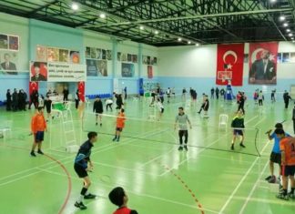 Didim'de badminton turnuvası start aldı