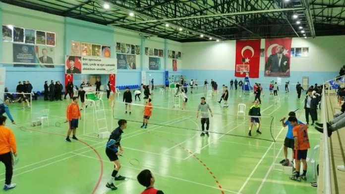 Didim'de badminton turnuvası start aldı