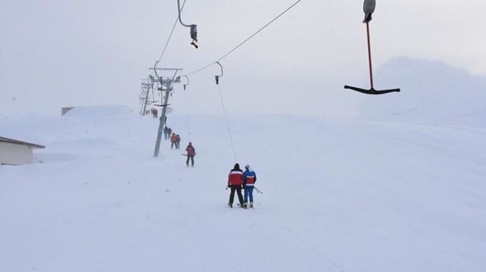 Bitlis Eren Üniversitesi kampusu içinde kayak tesisi açıldı