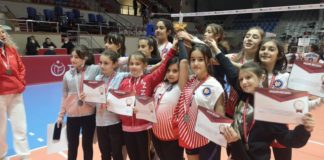 Dikili Cumhuriyet Ortaokulu küçük kızlar voleybol liginde İzmir şampiyonu