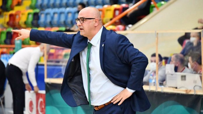 Akhisar Belediyespor Başantrenörü Cengiz Karadağ, maç sırasında kalp krizi geçirdi