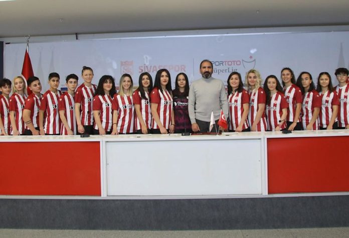 Sivasspor Kadın Futbol Takımı Teknik Direktörü Nevzat Ercanlı'dan iddialı açıklama