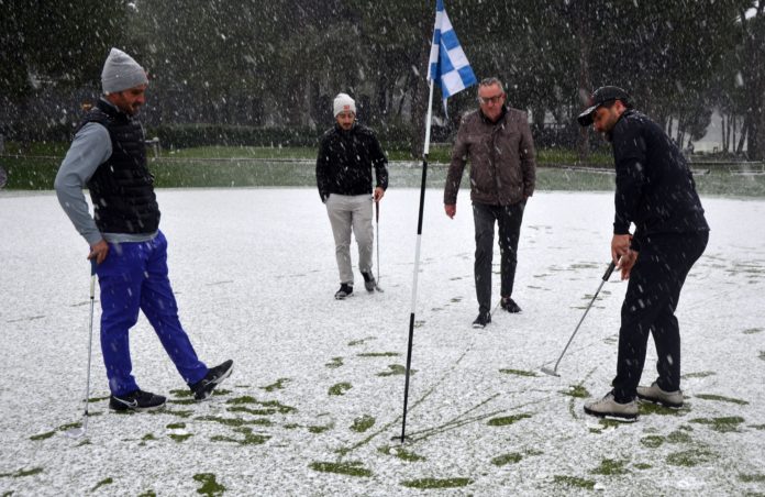 80 bin Euro'luk golf turnuvası 1 günlük kar engelinden sonra başladı