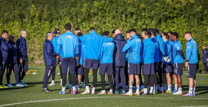 Fenerbahçe haberi… İsmail Kartal, genç oyuncularla yakından ilgilendi