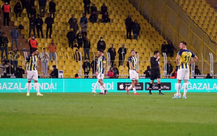 Fenerbahçe'de sahada yenilgi! Tribünlerde isyan…