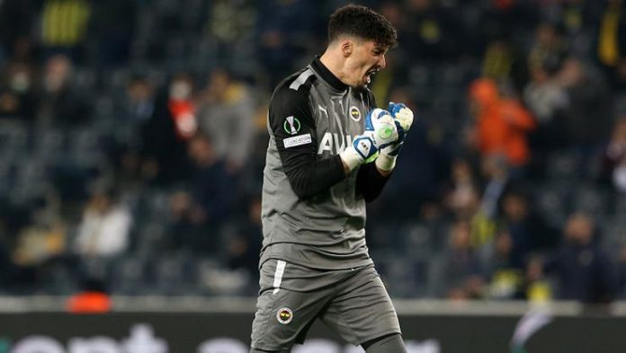 Fenerbahçe'de kaleci Altay Bayındır'dan Slavia Prag maçında kritik hata