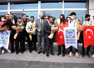 Muaythai Avrupa Şampiyonası'nda madalya kazanan sporculara mehterli karşılama