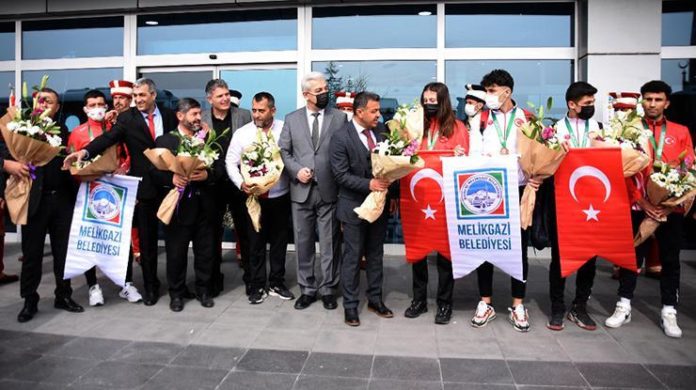 Muaythai Avrupa Şampiyonası'nda madalya kazanan sporculara mehterli karşılama