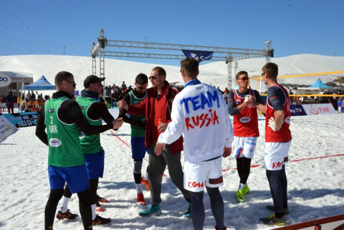 Rus ve Ukraynalı sporculardan kardeşlik pozu