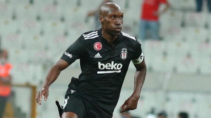 Beşiktaş'ta Atiba Hutchinson 1 yıl daha futbol oynayacak