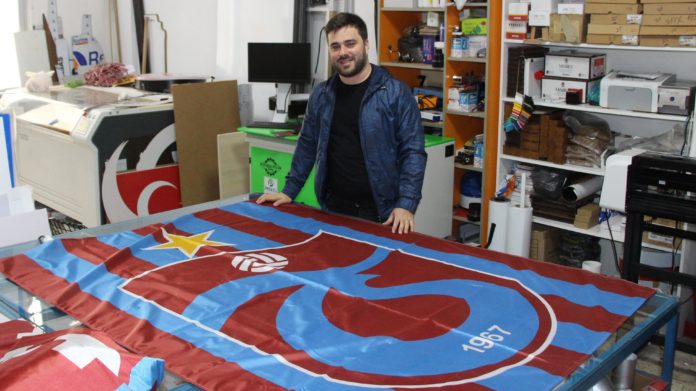 Reklamcılar, Trabzonspor bayrağı siparişlerine yetişemiyor