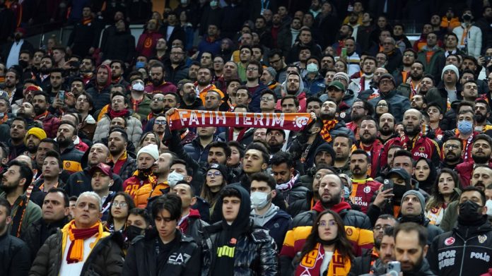 Galatasaray taraftarı ilk yarı sonunda takımı alkışladı