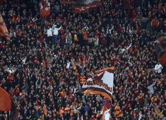 Galatasaray'da taraftarlar stadı doldurdu! Galibiyet sonrası değişen olmadı! Yönetim istifa sesleri!