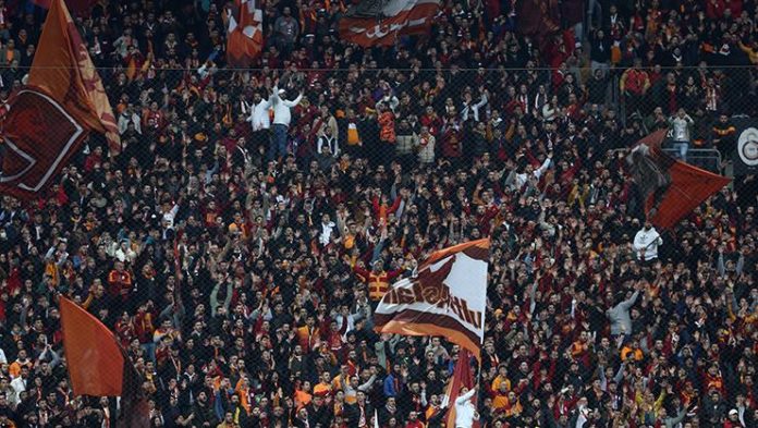 Galatasaray'da taraftarlar stadı doldurdu! Galibiyet sonrası değişen olmadı! Yönetim istifa sesleri!