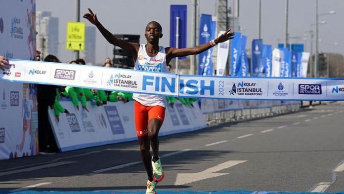 İstanbul Yarı Maratonu’nda Kenyalı atlet Rodgers Kwemoi, rekor kırarak şampiyon oldu