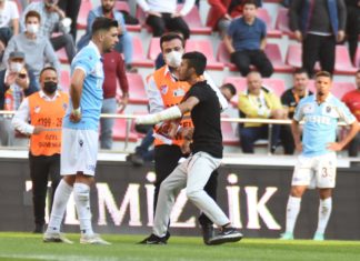 Trabzonspor haberi… Sahaya girip, Bakasetas'ın üzerine yürüyen taraftarın yargılanmasına başlandı