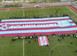 Trabzon'da şampiyonluk maçına özel dev bayrak yaptırıldı