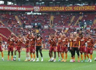 Galatasaray'da taraftardan futbolculara tepki